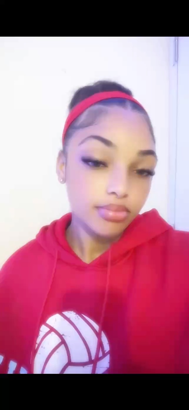 Mar from Dominican Republic, ready for a 1v1 video call on BuzzCast
