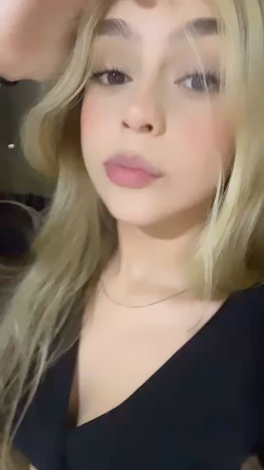 Mily from Colombia on BuzzCast, live streaming app with live chat rooms