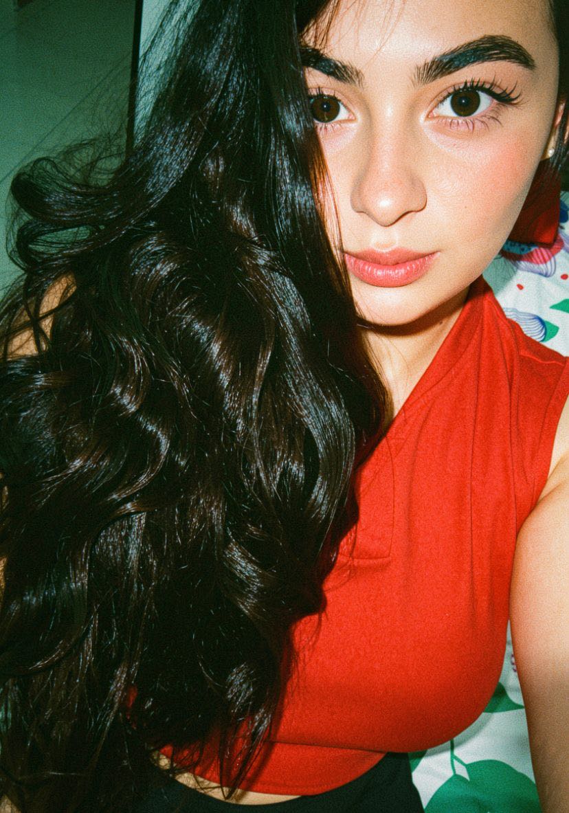 Ruby from Colombia, hosting a live chat room on BuzzCast